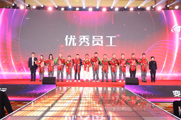 02集團總裁助理黃幼仙女士、江志國先生為優(yōu)秀員工（第二批）獲得者頒獎.jpg