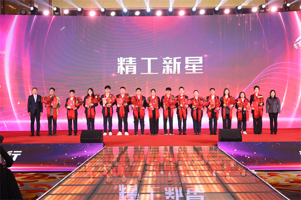 03集團副總裁沈月華女士、齊三六先生為精工新星獲得者頒獎.jpg