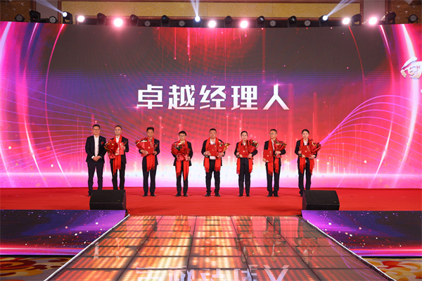 08集團高級副總裁洪國松先生為卓越經理人-金鷹獎獲得者頒獎.jpg
